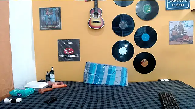 skinnyverus18 online show from April 16, 9:39 pm