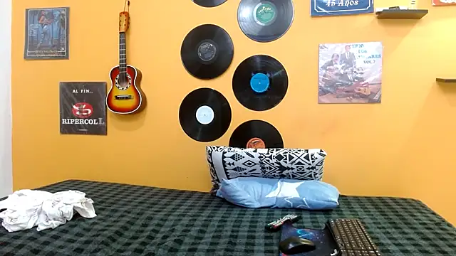 skinnyverus18 online show from September 18, 7:01 pm