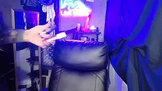 chicanachic13 online show from February 18, 8:35 am