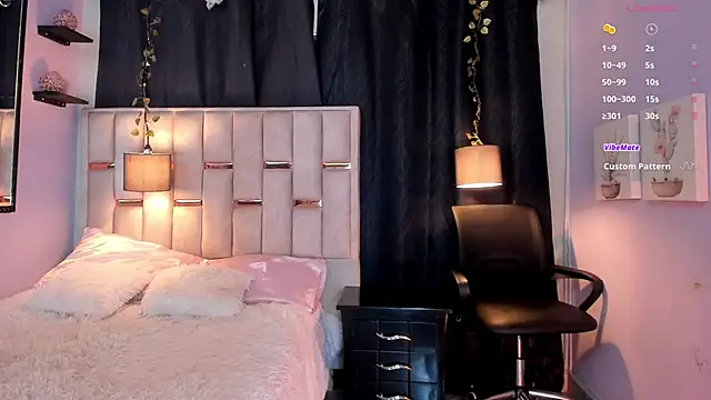 melody-rouss online show from December 4, 2:58 am