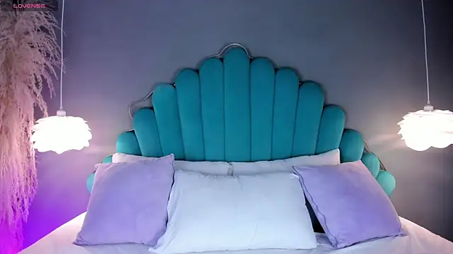 AlassiaHocthner online show from September 30, 12:00 pm