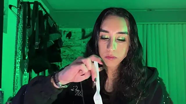 xoFrankie online show from March 31, 3:28 am