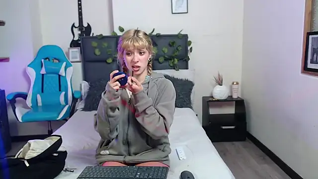 Snapshot of Amnesia_ chatting on October 5, 12:21 pm Amnesia  online show from October 5, 12:21 pm