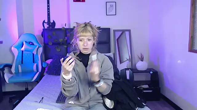 Snapshot of Amnesia_ chatting on October 6, 12:33 pm Amnesia  online show from October 6, 12:33 pm