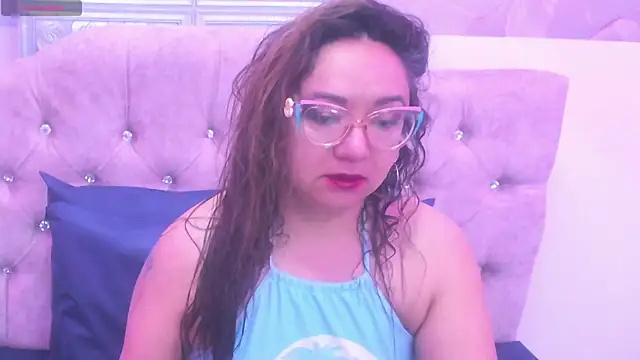 Snapshot of leyla_smithh chatting on October 22, 12:32 pm leyla smithh online show from October 22, 12:32 pm