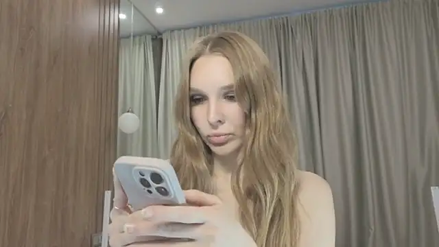 Snapshot of Brigitte_Bardot chatting on October 31, 10:30 am Brigitte Bardot online show from October 31, 10:30 am