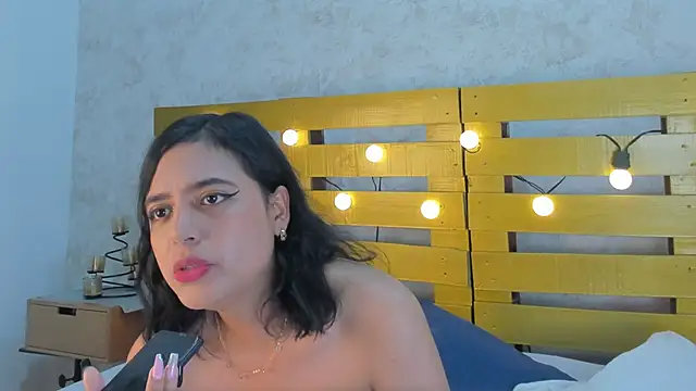 Snapshot of thalia888_ chatting on September 12, 7:32 pm thalia888  online show from September 12, 7:32 pm