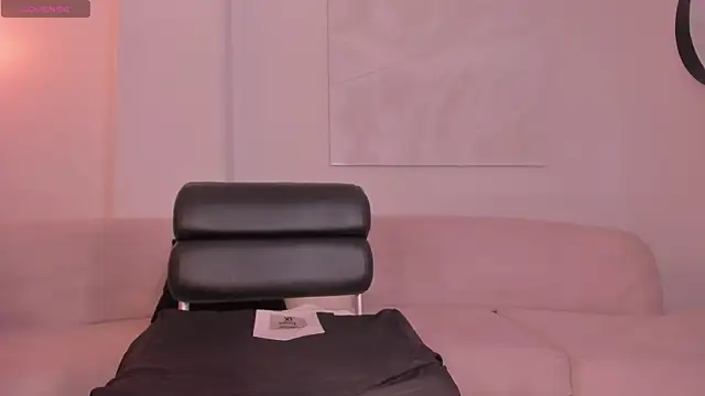 LeahNovac online show from November 13, 11:53 am