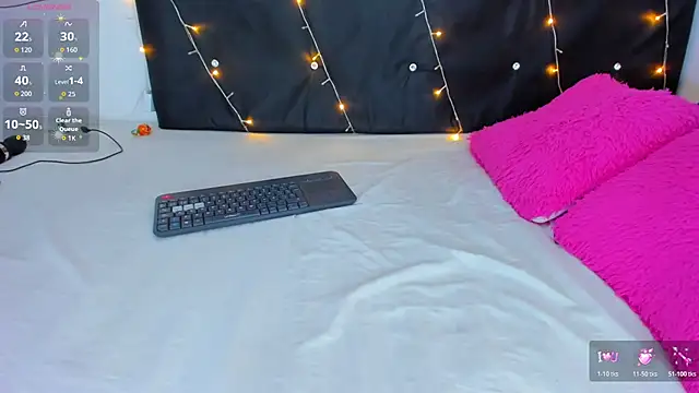 Danaa moore  online show from November 8, 9:31 pm