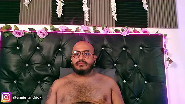  leda swan  online show from March 8, 1:15 pm