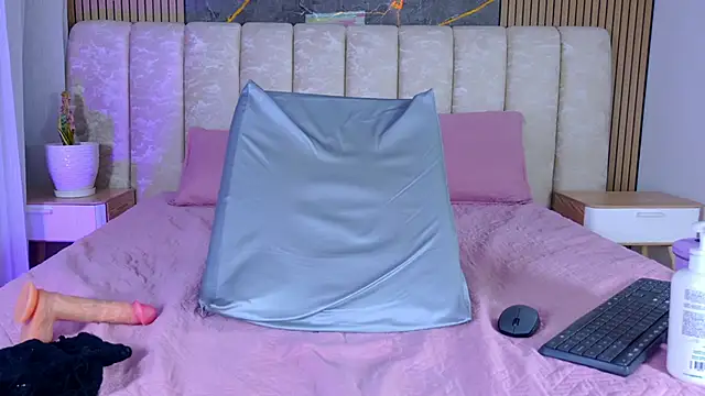 mia scot online show from March 15, 1:02 pm