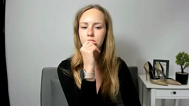 Snapshot of LyraHotty chatting on October 23, 3:29 pm LyraHotty online show from October 23, 3:29 pm