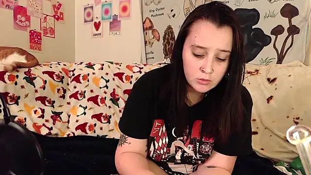 Snapshot of Shadow_Slut chatting on October 21, 3:21 am Shadow Slut online show from October 21, 3:21 am