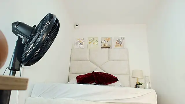 elizawiliamst online show from March 21, 11:59 am