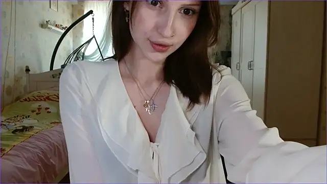 RuxaShade online show from March 28, 1:43 pm