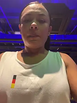 TiffanyyLam online show from November 5, 10:42 am