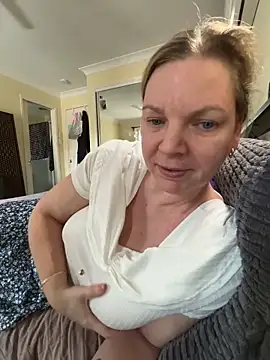 aussiepeaches online show from February 3, 4:10 am