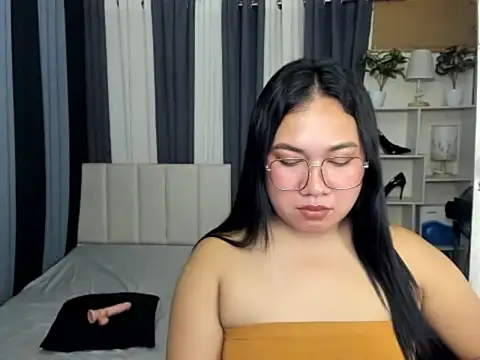 TsUncutKaren online show from March 7, 7:04 am