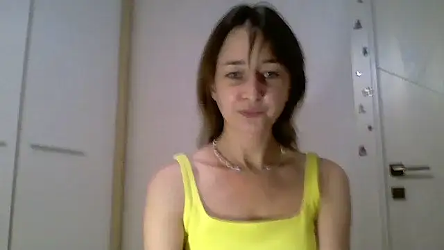 Snapshot of Avenique chatting on October 22, 6:02 pm Avenique online show from October 22, 6:02 pm