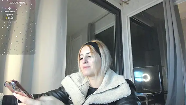 Ella Vee online show from November 7, 3:56 am