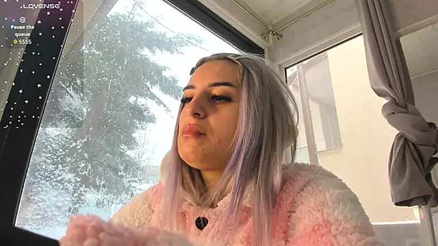 Ella Vee online show from February 21, 7:31 am