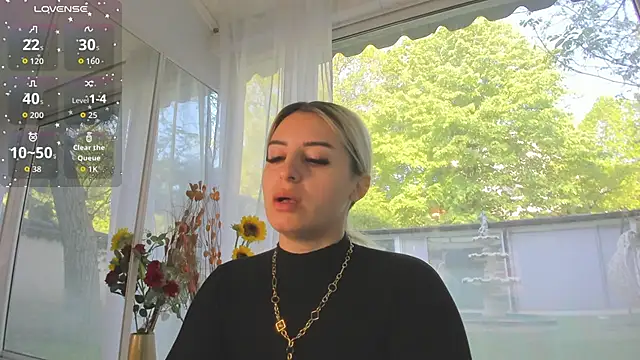 Ella Vee online show from April 28, 5:44 am