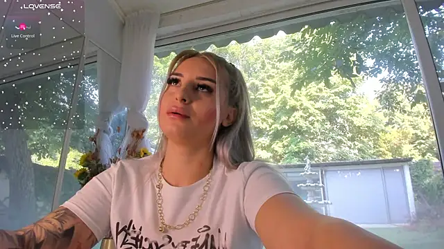 Ella Vee online show from August 8, 6:32 am