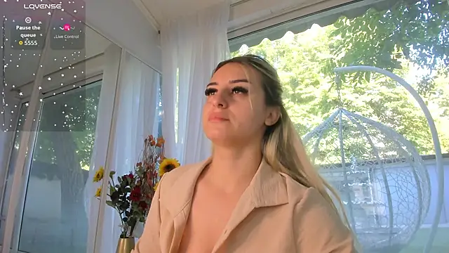 Ella Vee online show from June 14, 5:52 am