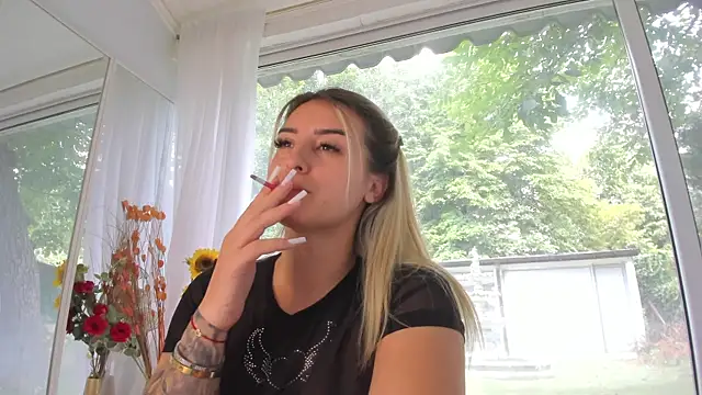 Ella Vee online show from July 16, 6:07 am