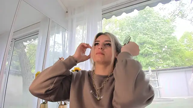 Ella Vee online show from April 29, 6:16 am