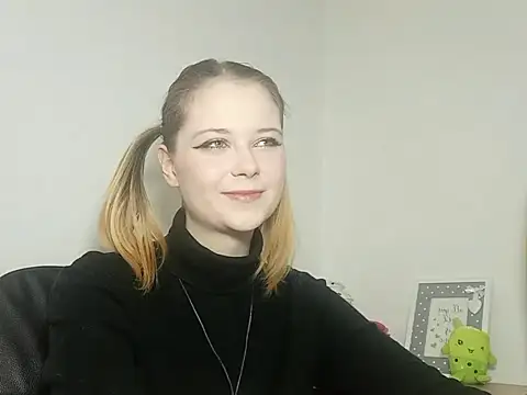 Snapshot of LydiaYoung chatting on October 2, 6:13 pm LydiaYoung online show from October 2, 6:13 pm