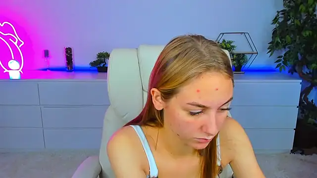 Snapshot of MilaAddams chatting on October 13, 6:05 am MilaAddams online show from October 13, 6:05 am