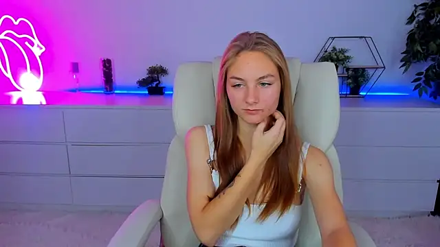 Snapshot of MilaAddams chatting on October 5, 5:45 am MilaAddams online show from October 5, 5:45 am