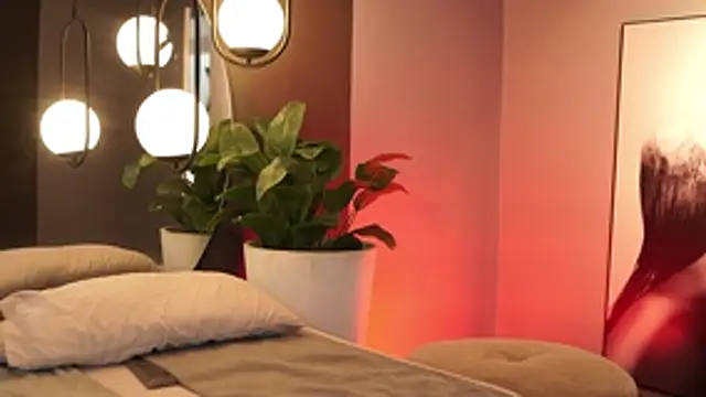 Tayler Kim online show from February 12, 6:53 pm