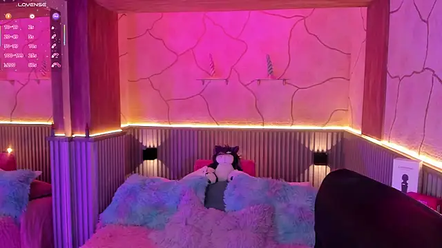 LindaWz  online show from October 15, 4:15 am