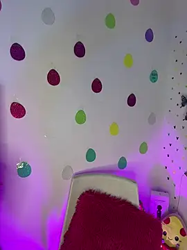 LindaWz  online show from April 5, 8:24 am