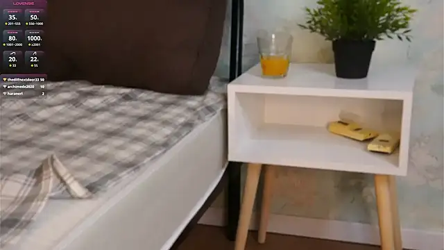 HollieCollelo online show from February 15, 7:51 am