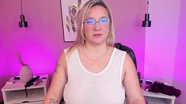 hollie joliie online show from November 6, 12:22 pm