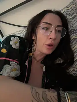 nikkaanderic online show from April 9, 9:48 am