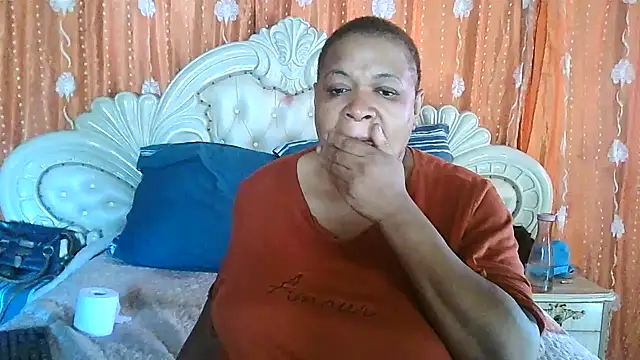 BUSTY QUEEEN online show from October 18, 12:30 pm