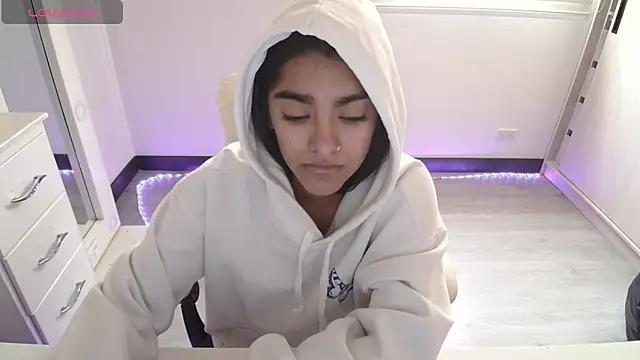 amarasilk  online show from April 11, 5:05 pm