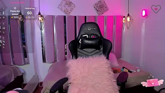 Issa Moon  online show from September 26, 7:33 pm