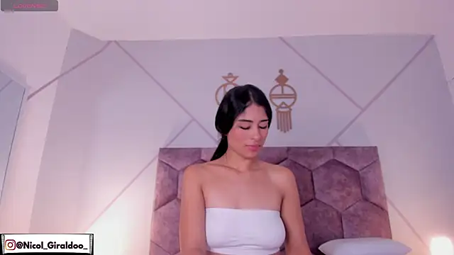 nicol giraldoo online show from April 6, 4:46 am