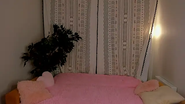 EmelySwickheimer online show from December 19, 7:17 pm