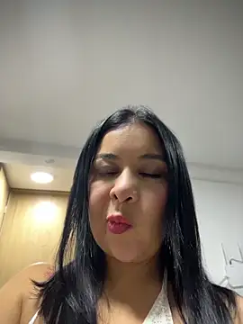 IrisDuvall online show from May 12, 1:25 am