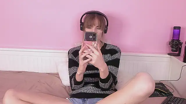 Snapshot of AcidTears chatting on October 22, 6:18 am AcidTears online show from October 22, 6:18 am