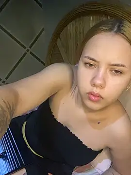 coupleyys online show from May 18, 9:54 pm