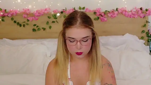 Lilith Bonheur online show from December 18, 1:05 pm