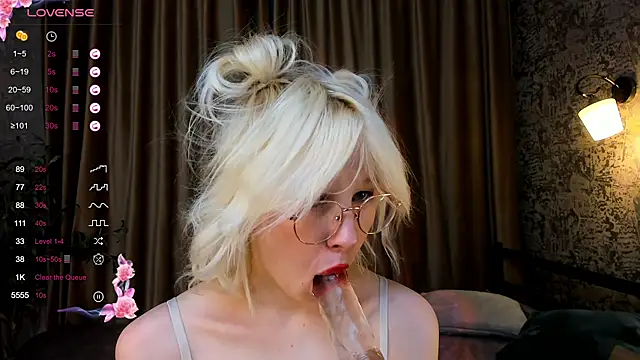 AlettaEve online show from October 12, 1:46 pm