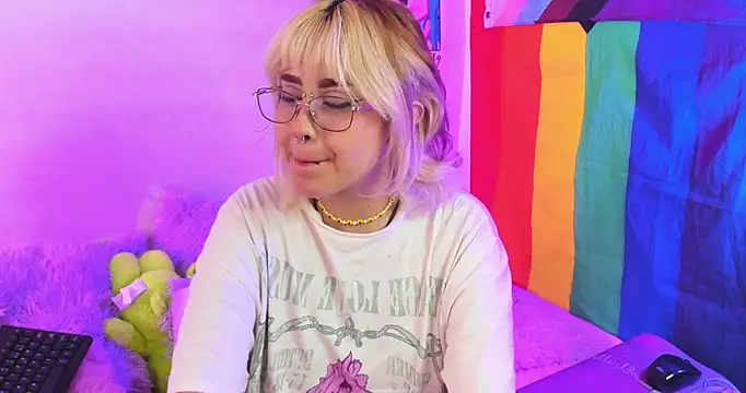 NekoWaifu online show from November 4, 1:16 pm